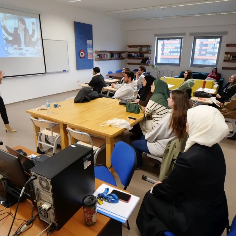 IUS ELS Direktörü İngilizce Öğretmeni Olarak İstihdam Edilebilirliği Arttırmak: ELIT/ELT Konuk Konuşması
